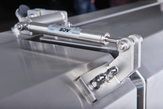 Industrie-Gasdruckfeder von ACE aus Edelstahl sorgen auch in der Lebensmitteltechnik für Kraft und Reinheit beim Öffnen und Schließen von Abdeckhauben und Wartungsklappen.